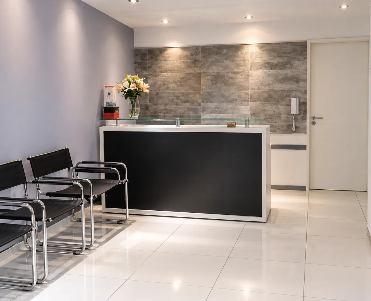Recepción del consultorio con mostrador y sala de espera